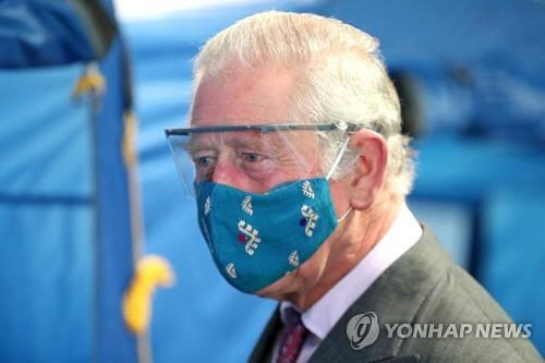 2020년 12월 마스크를 쓰고 백신센터를 방문한 영국 찰스 왕세자 [로이터=연합뉴스]